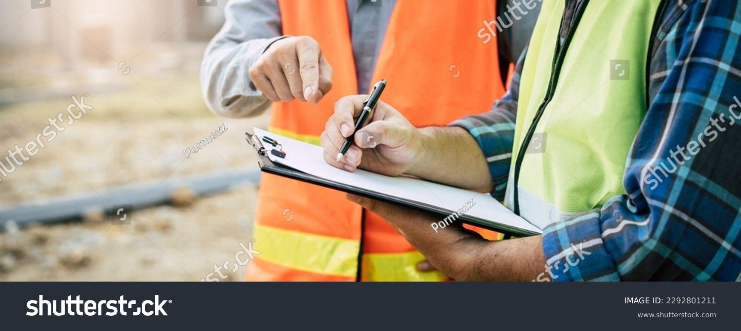  بهره گیری از نظرات مشاور HSE بعنوان نیروی متخصص برون سازمانی این امکان را به کارفرما میدهد که شناسایی کانونهای خطر توسط یک فرد برون سازمانی کاملا بیطرف و فرا جناحی و بدون درنظر گرفتن محدودیت های و مسکلات درون سازمانی صورت گیرد .